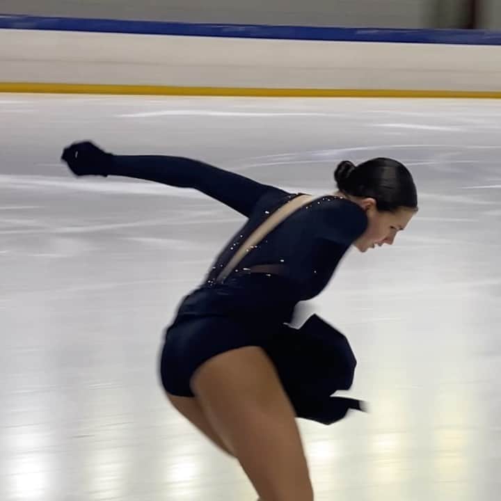 スタニスラワ・コンスタンチノワのインスタグラム：「🖤😌 #figureskating」