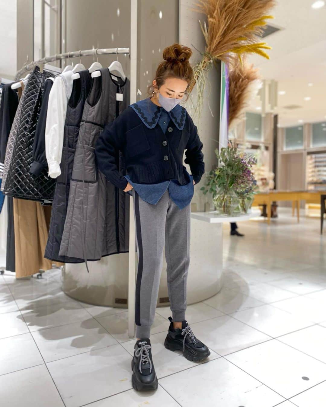 Mai Wakimizuのインスタグラム：「伊勢丹新宿店でのpopup shop3日目が終了＼(^o^)／今日の店頭スタイルはこんな感じでした♡店頭にいるとお客様のおかげで新しいスタイリングの発見があって楽しい！お勉強させてもらってます♡さて、あっという間に明日で折り返し地点。寂しい。まだまだ終わりたくない！そんな気持ち♡ ------------------------------ 【popup shopのご案内】 日時:2021年9月22日(水)〜28日(火) (24日(金)はイベント開催につき終日休業) 場所:伊勢丹新宿店 本館1階 婦人雑貨／イセタンリーフ  ------------------------------ #linkable#リンカブル」