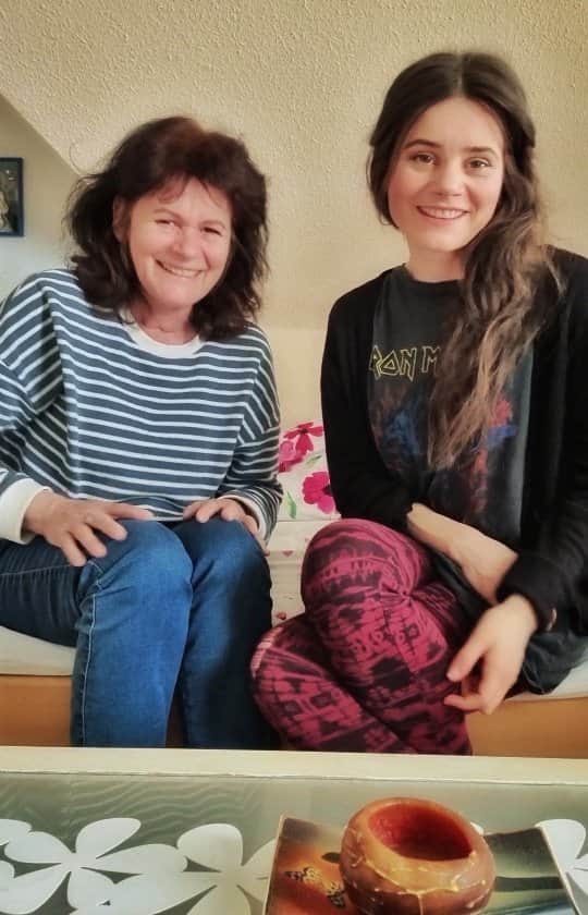Joyce Ilgのインスタグラム：「Mama @claudia_ilg plaudert ein bisschen aus dem Nähkästchen, warum schon früh klar war, dass ich später mal Comedy machen möchte 😂👌 #Kindergeschichten #throwback #prank」