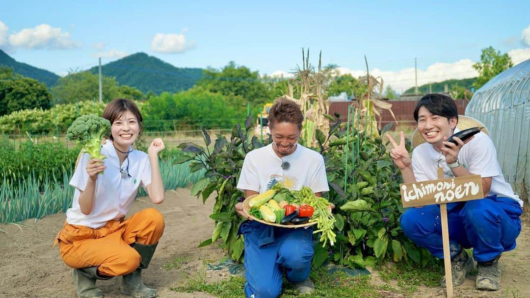 福田太郎のインスタグラム：「🌽🥔🍆🫑🌶 #この木なんの木 ？ いえいえ、#ブロッコリー です🥦 ⠀ 田口アナが握りしめているのは イチモニ！のスタッフルームで 種から育てたブロッコリーちゃん🌱 こーんなに大きくなりました！！！ ⠀ #イチモニ農園 ✖︎ #HTBまつり 2年ぶりの開催！ 明日は特番とオンライン配信で 一緒に楽しみましょう🔥🐉 リアルでお会い出来る日まで…！ #HTB #田口彩夏 #福田太郎 #草むしり」