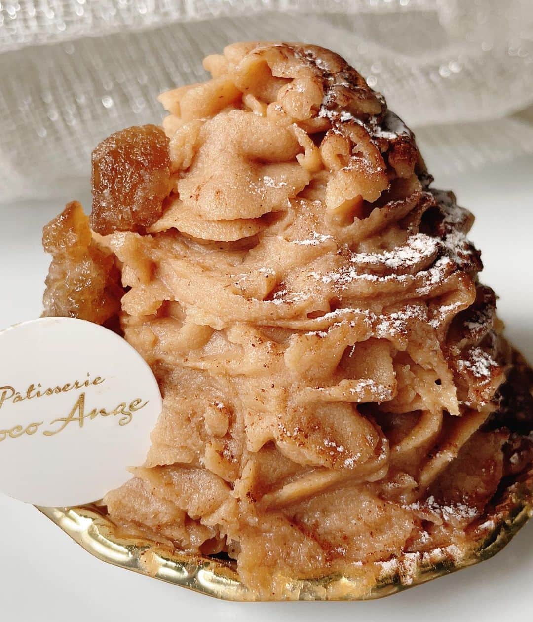 のインスタグラム：「パティスリー ココアンジュ さんの モンブランでございます〜  @patisserie_coco_ange   →入刀でございます〜 フランスマロンクリームが ひらひらレースみたいに美しい♡  中は生クリーム、バニラとカシスのアクセント。オトナ味のモンブランでございます〜  普段は六本木にお店があるパティスリーココアンジュさん。  9/29 〜10/5 までは 大丸東京店に登場でございます〜❤️  。。。  大丸東京店の公式ホームページに出演中です。モンブラン相関図も発表させて頂いてます〜🌰😉🎉  モンブランで おうちスイーツ時間もおいしく楽しく♡  。。。  楽しい週末をお過ごしくださいね〜  9/25 明日は まずは 朝7時すぎから フジテレビ「めざましどようび」みてね♡  で、午後は 王様のブランチで お会いできると嬉しゅうございます♡  。。。  #大丸東京店#パティスリーココアンジェ #patisseriecocoange  #montblanc #モンブランの世界#モンブラン#栗#栗スイーツ#和栗#sweets#スイーツ#cake#里井真由美#入刀でございます #フードジャーナリスト里井真由美#断面モンブラン#蛋糕#断面フェチ#栗子蛋糕#さといいね #ありが糖運動#japan#japanese」