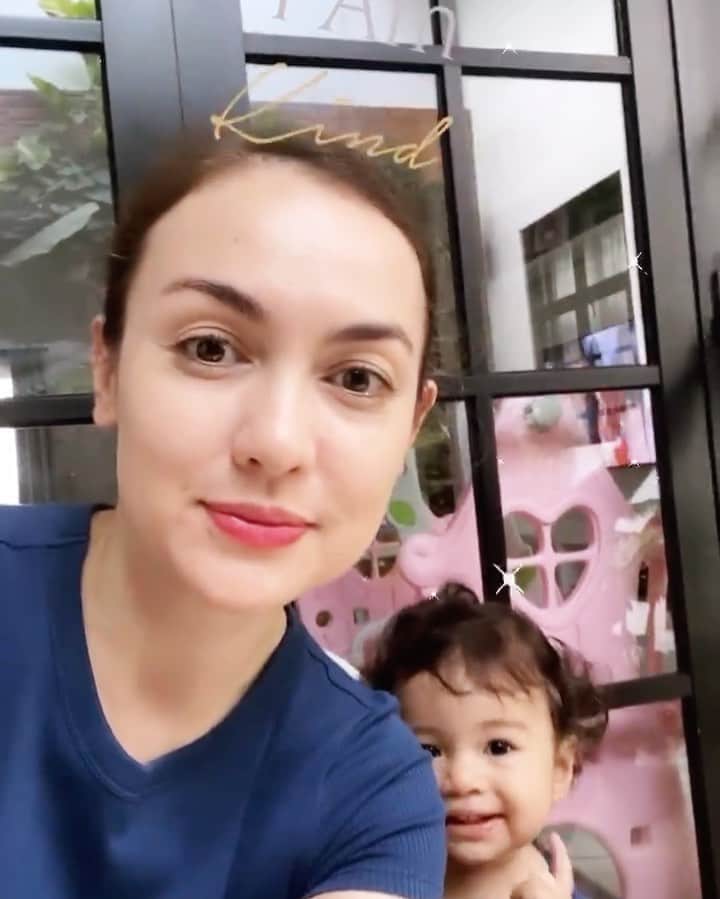 のインスタグラム：「Mama lagi coba filter “own who you are”nya @anandasoulcreations terus eceu pose sendiri 😅, diajarin siapa siiiy?」