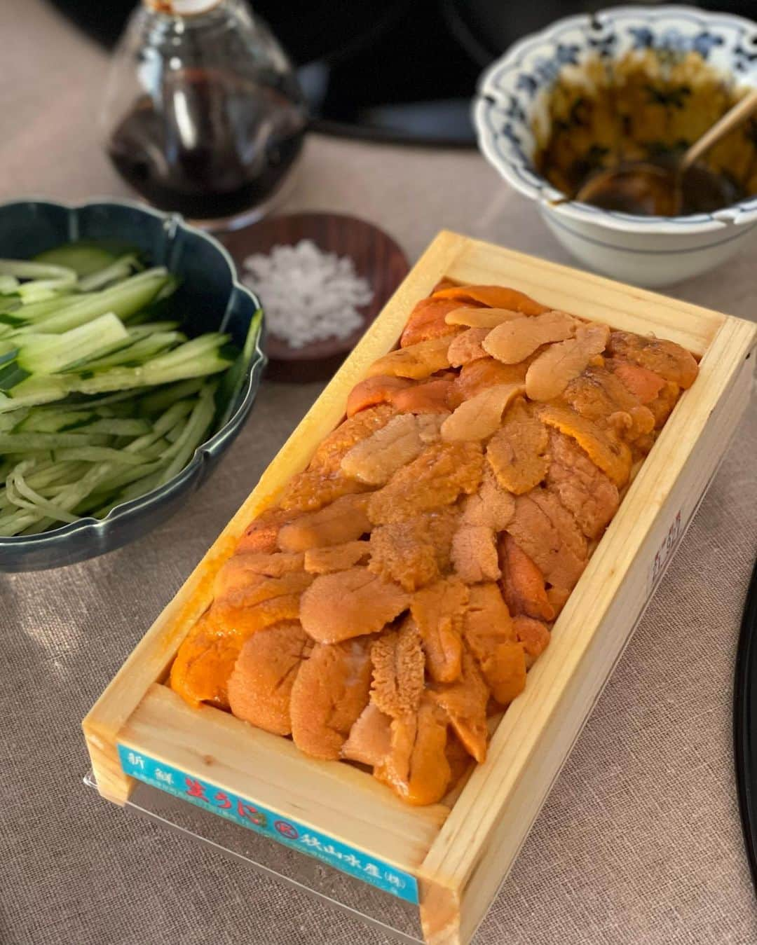 沢瀉美緒さんのインスタグラム写真 - (沢瀉美緒Instagram)「※ Story from a different side😌 . Sea urchin was topped on the cooked rice  with Matsutake 🍚 . @miyakesuisan でお願いした お造りと活き鮑、そして雲丹💛 . 鮑はお造りにして、雲丹の一部は 松茸ご飯にトッピングしました🍚 . 昨日は松茸目線でアップしたから 今夜はお魚目線でアップしました😋 . もう一度お鍋の蓋を開けたい。笑 . . #とり市老舗 #松茸 #matsutake #homeparty #ホームパーティー #三宅水産 #miyakesuisan #食欲の秋 #おうちごはん」9月24日 23時17分 - mio_omodaka