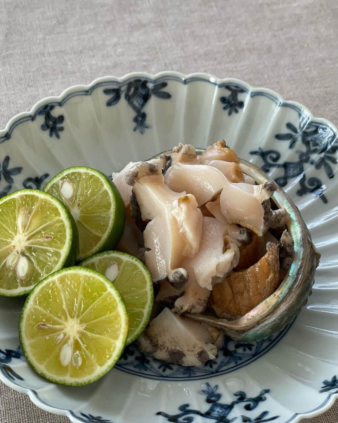 沢瀉美緒さんのインスタグラム写真 - (沢瀉美緒Instagram)「※ Story from a different side😌 . Sea urchin was topped on the cooked rice  with Matsutake 🍚 . @miyakesuisan でお願いした お造りと活き鮑、そして雲丹💛 . 鮑はお造りにして、雲丹の一部は 松茸ご飯にトッピングしました🍚 . 昨日は松茸目線でアップしたから 今夜はお魚目線でアップしました😋 . もう一度お鍋の蓋を開けたい。笑 . . #とり市老舗 #松茸 #matsutake #homeparty #ホームパーティー #三宅水産 #miyakesuisan #食欲の秋 #おうちごはん」9月24日 23時17分 - mio_omodaka