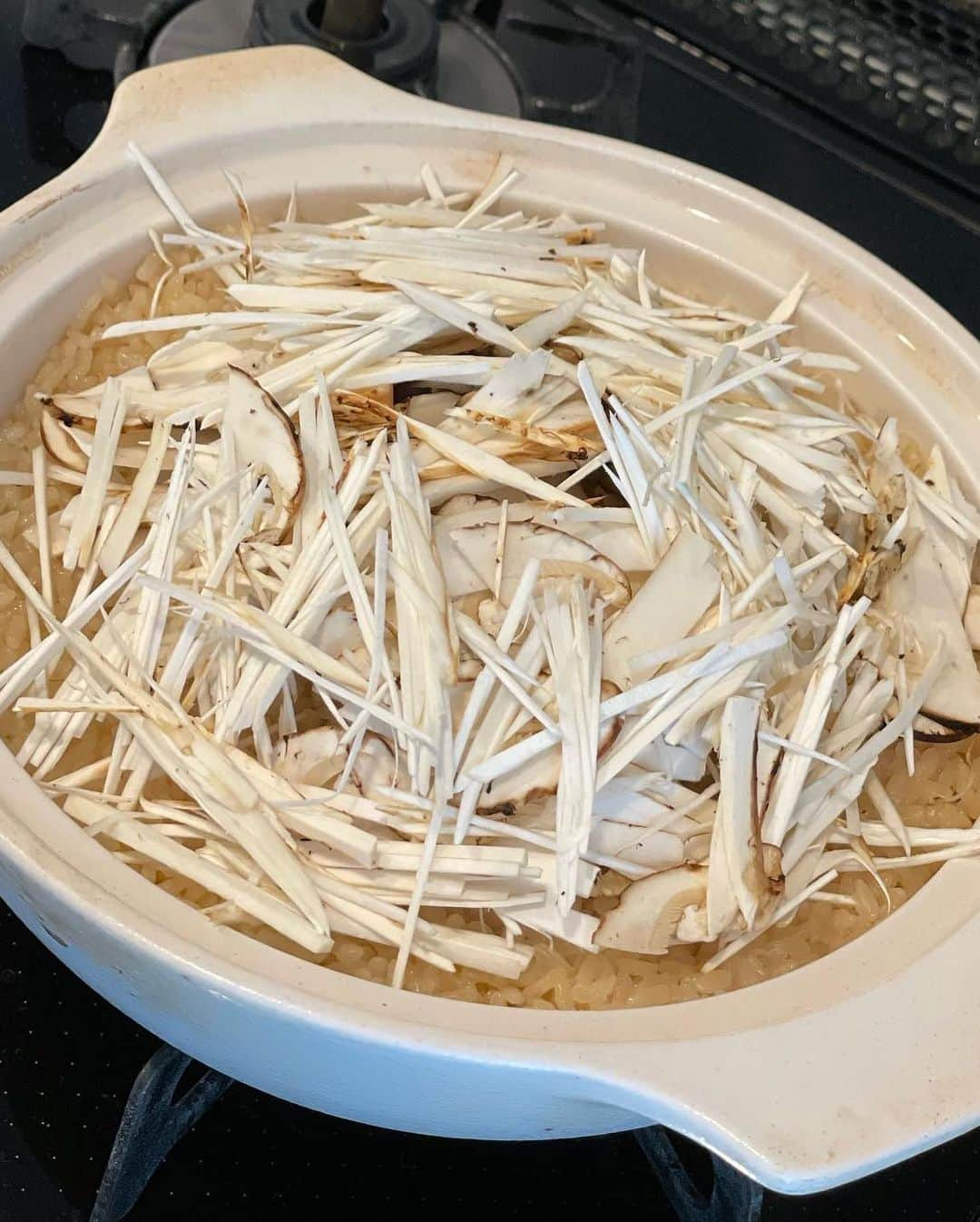 沢瀉美緒さんのインスタグラム写真 - (沢瀉美緒Instagram)「※ Story from a different side😌 . Sea urchin was topped on the cooked rice  with Matsutake 🍚 . @miyakesuisan でお願いした お造りと活き鮑、そして雲丹💛 . 鮑はお造りにして、雲丹の一部は 松茸ご飯にトッピングしました🍚 . 昨日は松茸目線でアップしたから 今夜はお魚目線でアップしました😋 . もう一度お鍋の蓋を開けたい。笑 . . #とり市老舗 #松茸 #matsutake #homeparty #ホームパーティー #三宅水産 #miyakesuisan #食欲の秋 #おうちごはん」9月24日 23時17分 - mio_omodaka