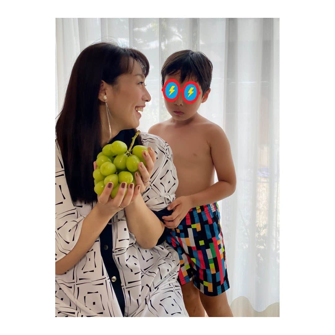 實石あづささんのインスタグラム写真 - (實石あづさInstagram)「. 袋から出したらすぐに 息子が駆け寄ってくるくらい 立派なシャインマスカット！ 一口噛んで 皮がプチっと弾けた瞬間の 濃厚だけど爽やか甘さが たまらない😍💕 一粒一粒が大きくて 食べ応え十分でした❤️ ところで、なぜ息子は裸？w  （写真は「早く食べたい」と催促中w） . #秋の味覚 #葡萄 #ブドウ  #シャインマスカット  #🍇 #fruit #季節の果物  #しあわせの味  #男の子ママ #おとこのこママ  #わたしはママちゃん  #フリーアナウンサー #スピーチトレーナー #實石あづさ」9月24日 23時22分 - azusa_jitsuishi