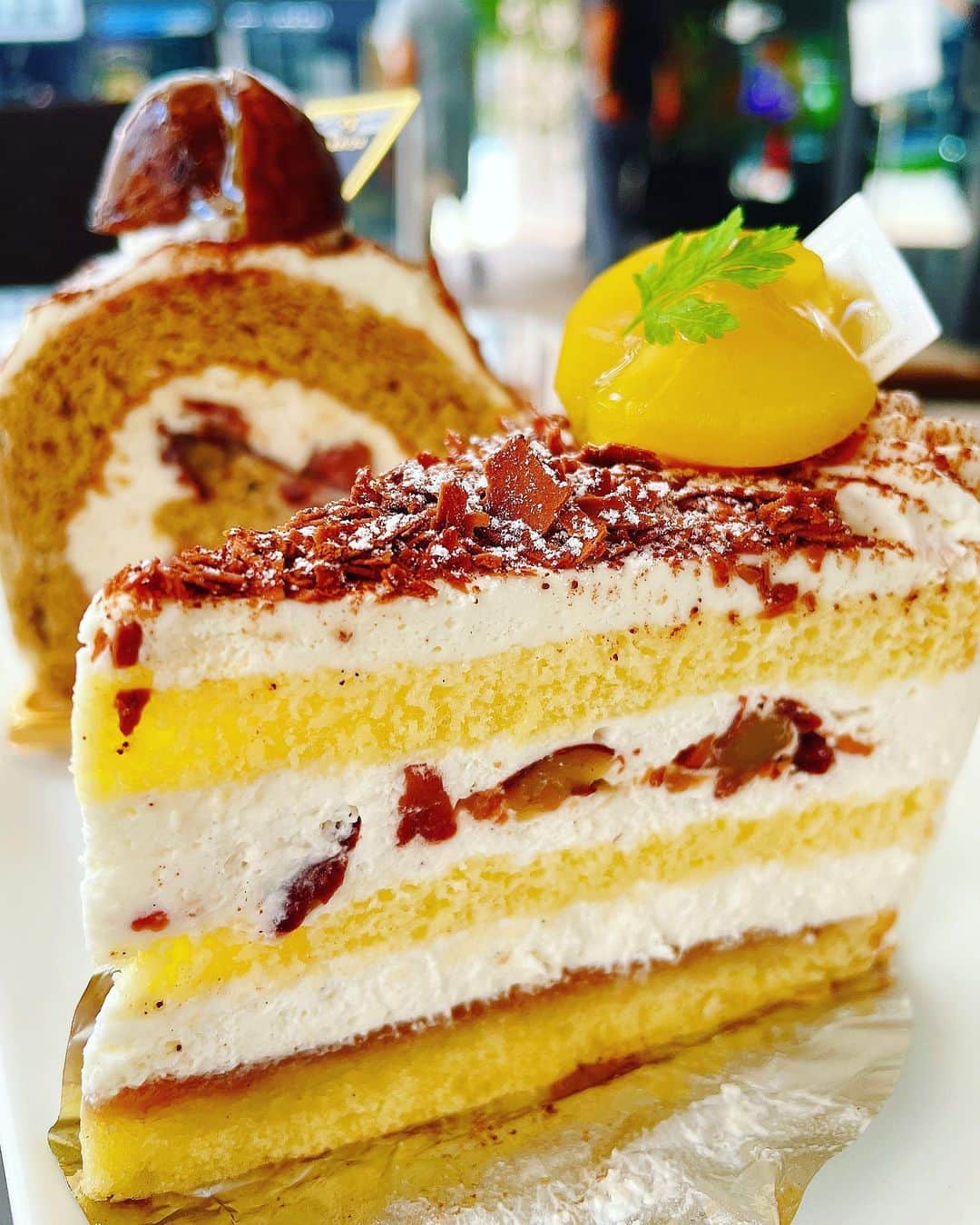 のインスタグラム：「Toshi Yoroizuka 鎧塚シェフの 「栗のショートケーキ🌰」でございます〜 @toshiyoroizuka  @toshi_yoroizuka_official   ふわっふわスポンジと生クリーム、サンドされた栗と ほんのりショコラが 和みのおいしさ🌰💕   和栗モンブラン「ユングフラウ」、「ルレマロン」そして 栗のショートケーキ🌰  シェフの栗スイーツ 食べまくり〜😆💓  朝からショーケースにスイーツ盛りだくさんです。大人気っぷりが伺えまーす❤️  。。。  楽しい週末をお過ごしくださいね〜  9/25 テレビも見てね😂 (何度も書いてごめんなさーい)  。。。  #トシヨロイヅカ #toshiyoroizuka  #montblanc #モンブランの世界#モンブラン#栗#栗スイーツ#和栗#sweets#スイーツ#cake#里井真由美#入刀でございます #フードジャーナリスト里井真由美#断面モンブラン#蛋糕#断面フェチ#栗子蛋糕#さといいね #ありが糖運動#japan#japanese」