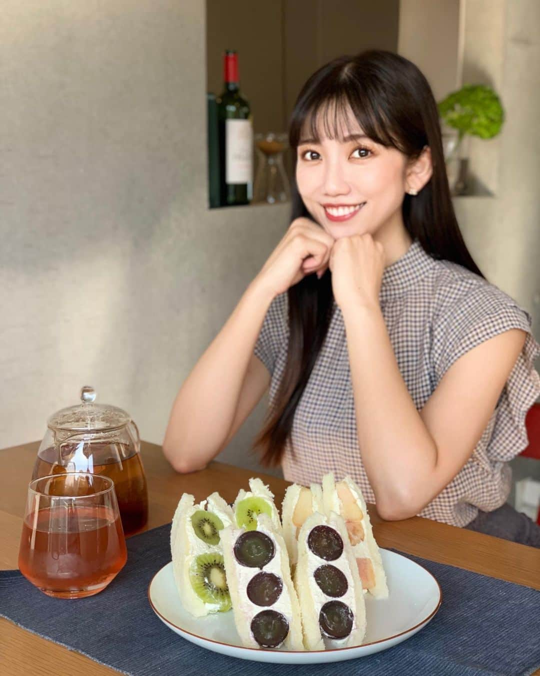 黒田菜月さんのインスタグラム写真 - (黒田菜月Instagram)「ご近所ティータイム🍇🥝🍑 #TBSニュース #衣装 #ヘアメイク #女子アナ #女子アナメイク #女子アナヘア #女子アナコーデ #襟付きニット  #流行ってるよね #大好き❤ . #フルーツサンド #贅沢フルーツサンド #手作りフルーツサンド #にしかわ食パン @ginza_nishikawa #に志かわ #カフェ風 #ご近所さん  #桃をいっぱいもらったんだって🍑 #わたしはパンを切る係🍞 #生クリームは三温糖で🧁 #おいしいものしか使ってない😆 #もちろん全部おいしすぎました😋」9月24日 23時33分 - nyaaatsuki_krd