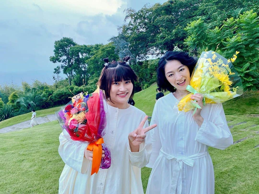 漂着者のインスタグラム：「. 💐クランクアップシリーズ💐  ペリ＆内舘ひろ子 #隅田杏花 さん #しゅはまはるみ さん アップのお写真！  大変お疲れ様でした❗️  ラスト5秒。 お気づきいただけましたか？ まさかのまさかの、最後でした🙌🏻  #漂着者 #クランクアップシリーズ」