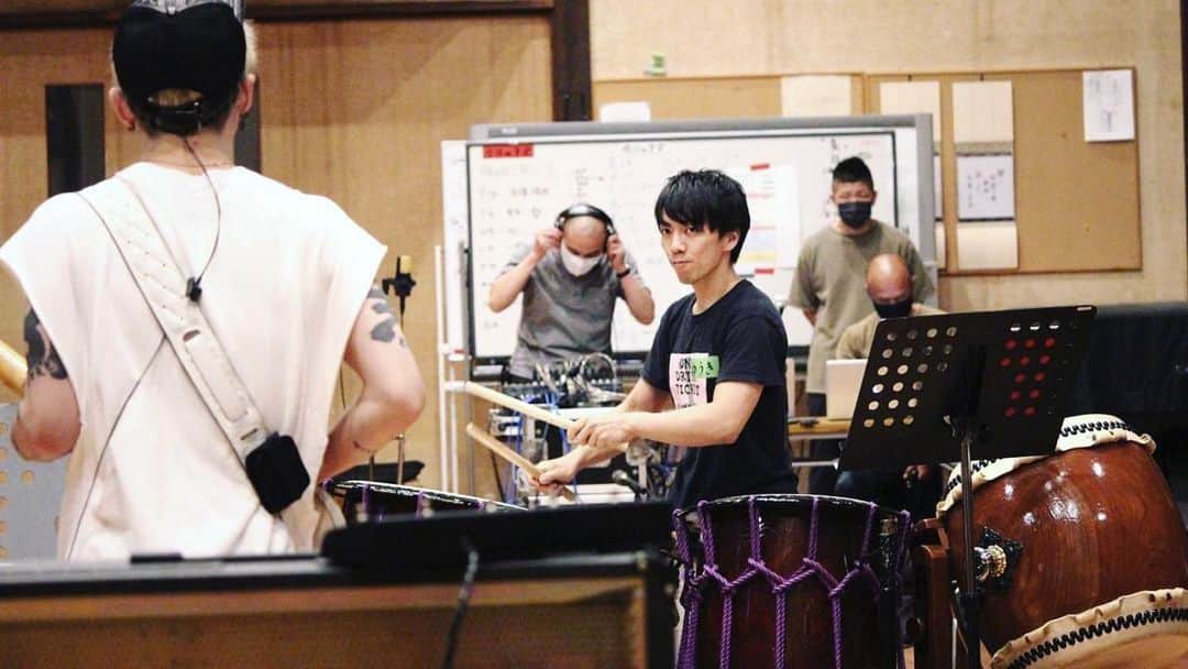 雅-MIYAVI-さんのインスタグラム写真 - (雅-MIYAVI-Instagram)「Session in SADO island  with @kodoheartbeat   鼓童のみんなと！  フェリーに揺られ 佐渡ヶ島まで  洋のギターと和のビート 最高のケミストリーが生み出せたと 感じています。  乞うご期待。  Sep. 26th 8PM  #MiyaviInKiyomizu」9月25日 1時43分 - miyavi_ishihara