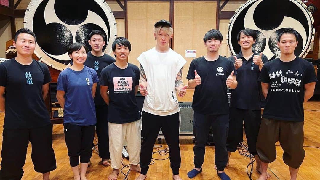 のインスタグラム：「Session in SADO island  with @kodoheartbeat   鼓童のみんなと！  フェリーに揺られ 佐渡ヶ島まで  洋のギターと和のビート 最高のケミストリーが生み出せたと 感じています。  乞うご期待。  Sep. 26th 8PM  #MiyaviInKiyomizu」