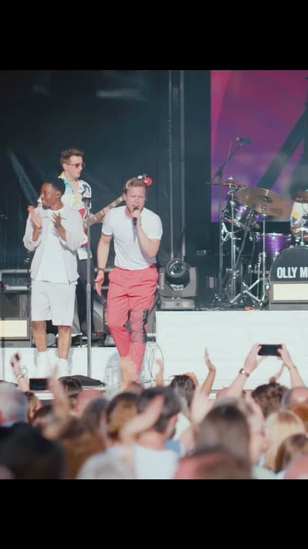 オリー・マーズのインスタグラム：「What a summer it was 😭 so many great memories! Thanks to every single one of you that came to the shows… 2022 I’ll be back on the road with a few surprises next year!! Tickets on sale for all dates today ✌🏻😝」
