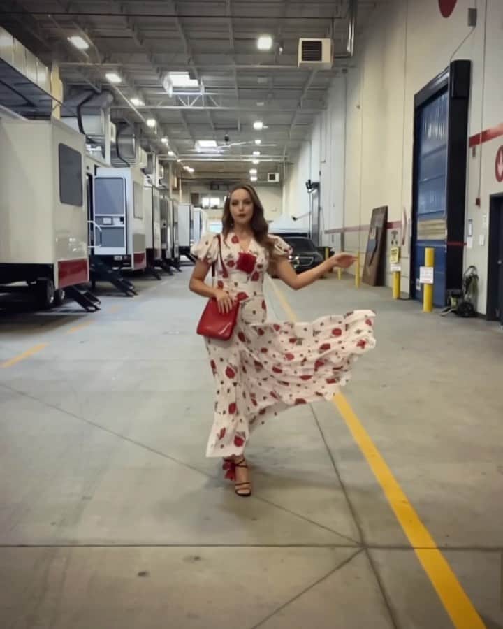 エリザベス・ギリースのインスタグラム：「Coming at you with not one but TWO new episodes of Dynasty tonight. Buckle up and pour a cocktail. They’re big. 💋」