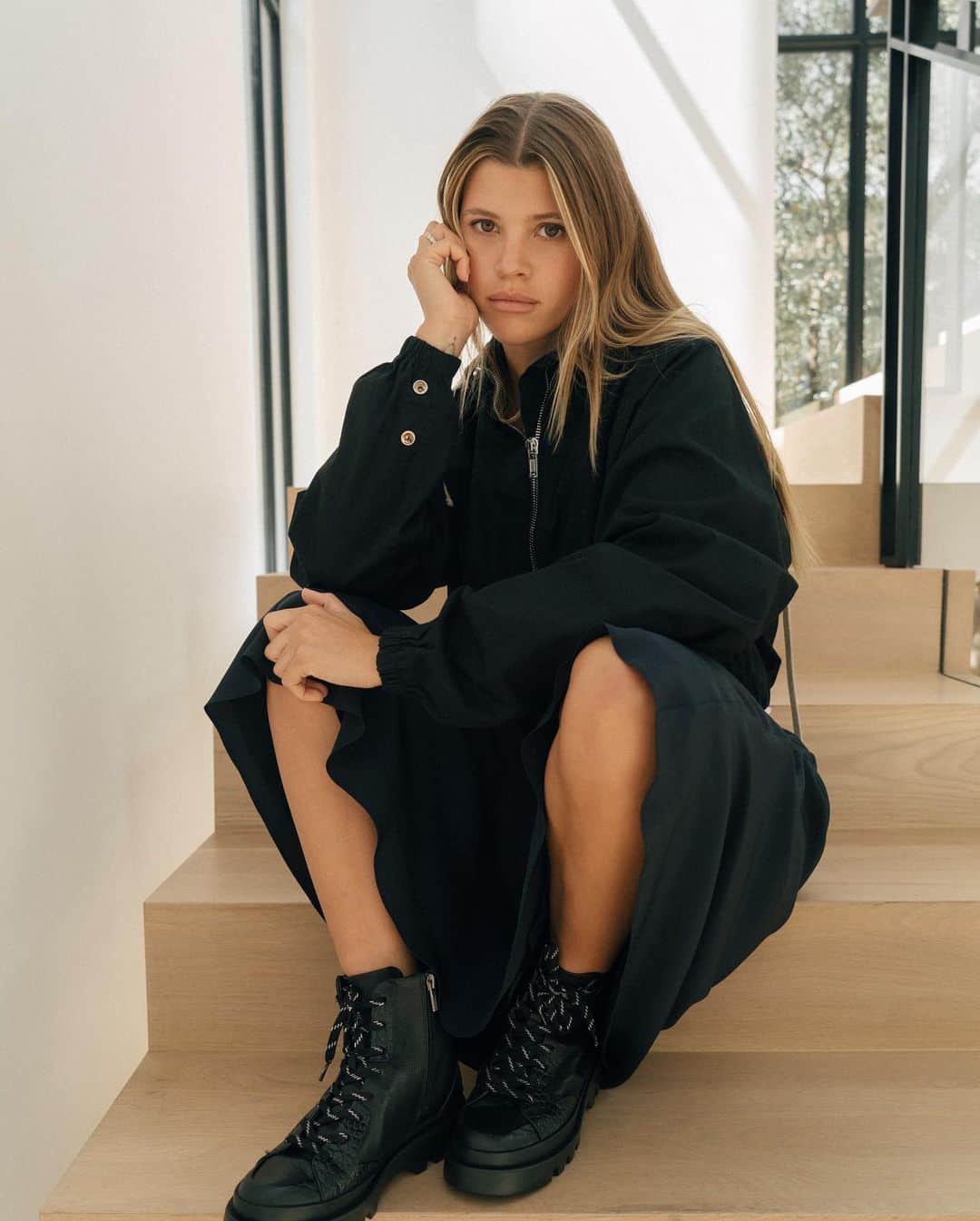 ソフィア・リッチーのインスタグラム：「Fall wardrobe updates include new @vincecamuto boots 👢  #vincecamuto #VCitstime #VCpartner」