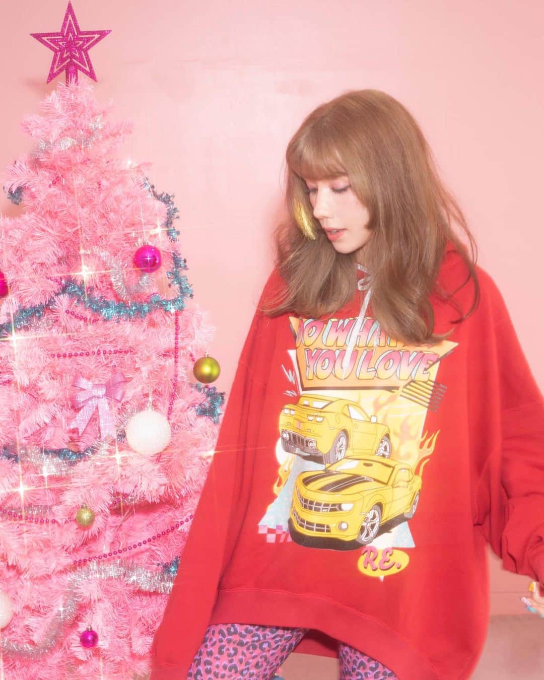 仲里依紗のインスタグラム：「只今クリスマスフーディー発売中🎄✨🎁👉　@re._oyoufukuyasan_   本日9月25日、夜２４時まで予約販売中だよ🔥  キツネさんも着れるビックシルエットになってるよ🦊❤️❤️❤️  カップル❤️家族❤️みんなで🎄🎅🏻 おそろいで👗クリスマス盛り上がろ🥳  ※本日ご注文いただきますとお届けは12月24日になります🎁  ⚠️本日２２時半から祝150万人YouTube LIVEしまーす😍😍😍みんなあつまれ✨」