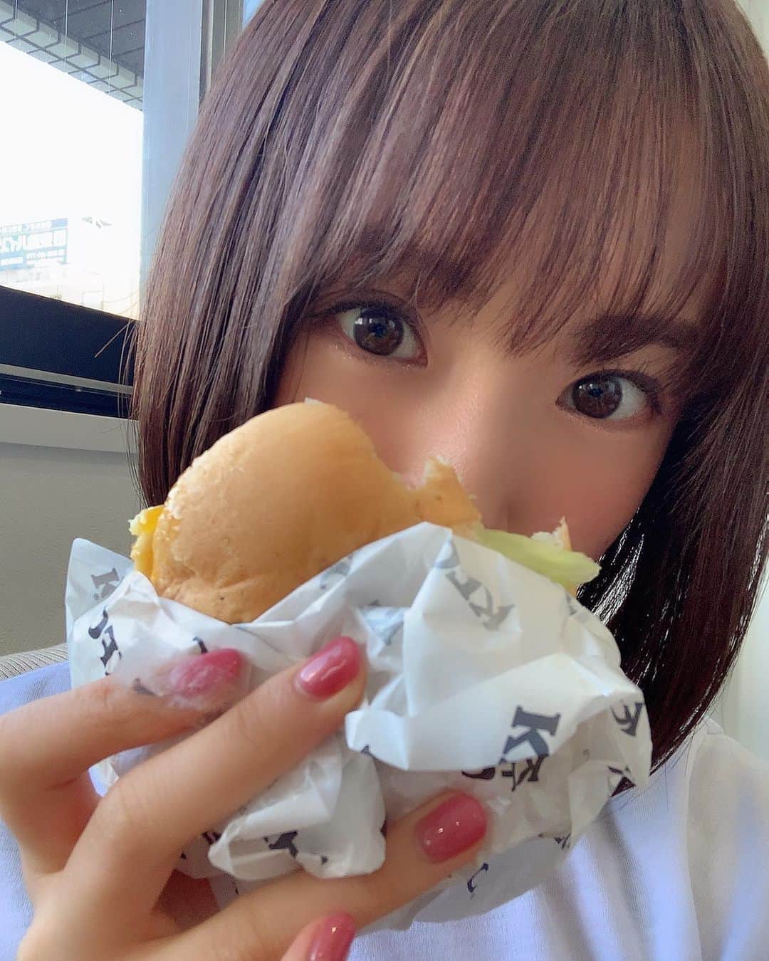 のインスタグラム：「KFC🍔🍳💗💗  #とろーり月見サンド #とろーり月見チキンフィレサンド」