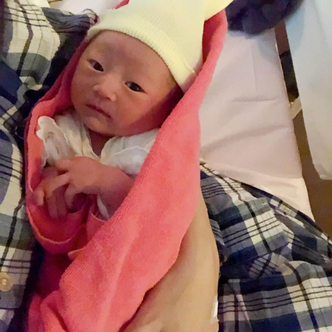 井上香織さんのインスタグラム写真 - (井上香織Instagram)「2021.9.25 ・ 【ご報告】 昨日、3姉妹の末っ子誕生しました♡♡” ・ お産に立ち会ってくれた先生、助産師さんがめちゃくちゃ良くしてくださって本当に感謝しています😌 ・ #元気なだけで #十分 #ありがとう #コロナ禍の妊娠 #不安もたくさん #助産師さん #先生 #家族 #感謝」9月25日 13時41分 - kaorin888
