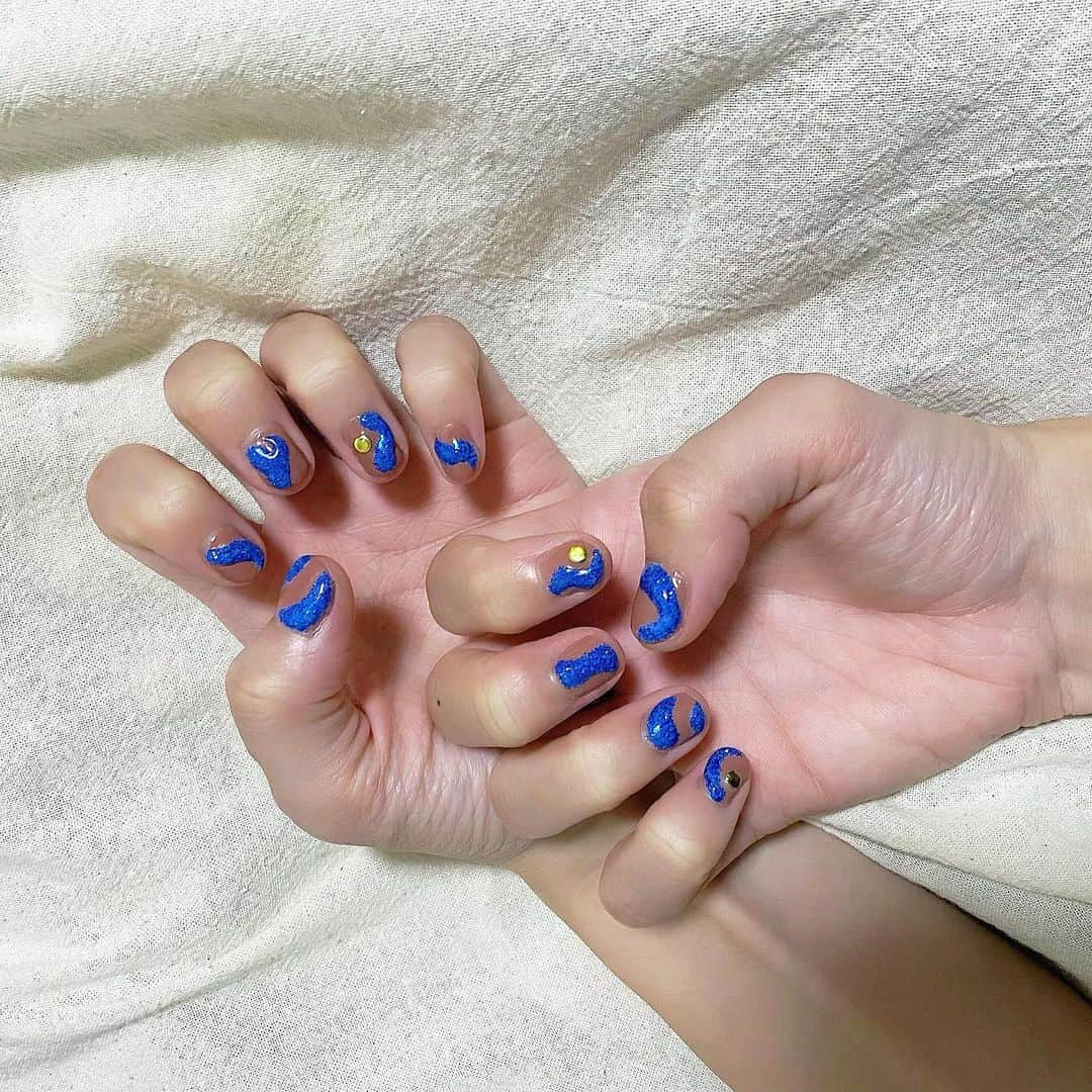 富久美玲のインスタグラム：「_ . 1年ぶりぶり🍑久々のネイル💅 . 友達の知り合いのネイルが可愛くて 一目惚れしたので色味とかは 変えて見様見真似でしてみました！ . やっぱネイルは女子力高まるw . #nail#ジェルネイル#セルフネイル#ニュアンスネイル」
