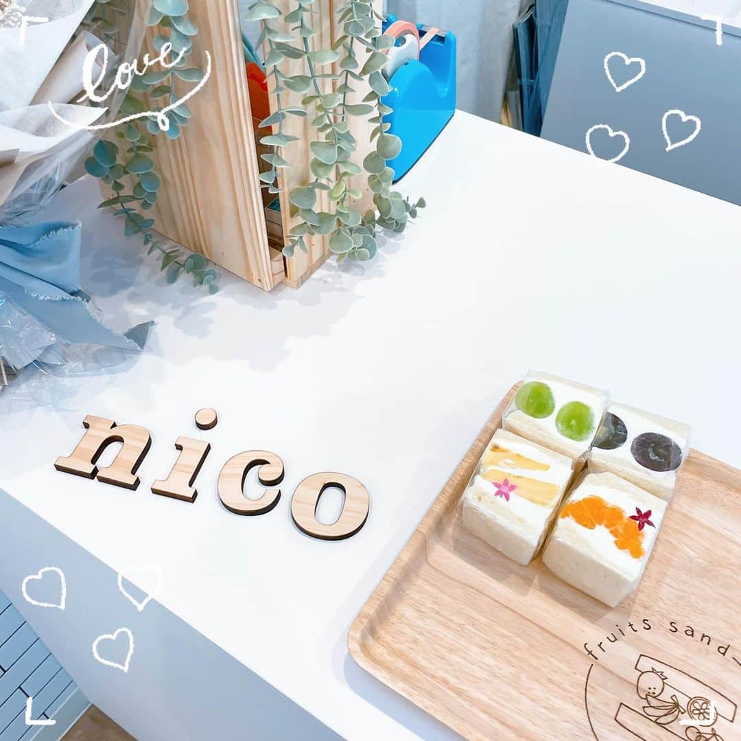 山岡実乃里のインスタグラム：「最近流行りのフルーツサンド 代々木にある「nico」☺︎  季節のフルーツサンドが種類豊富で その中でも蒲郡みかん🍊パイン🍍 長野パープル🍇春王🟢を選んだよ！  生クリームはあまり食べない私 フルーツサンドって初めて食べたけど そこまで甘くなかったし食べやすい🙌  pr @nico__fruits #フルーツサンドnico #新宿スイーツ #フルーツサンド専門店 #北参道カフェ #東京スイーツ巡り #スイーツ巡り #手土産スイーツ #フルーツサンド巡り」