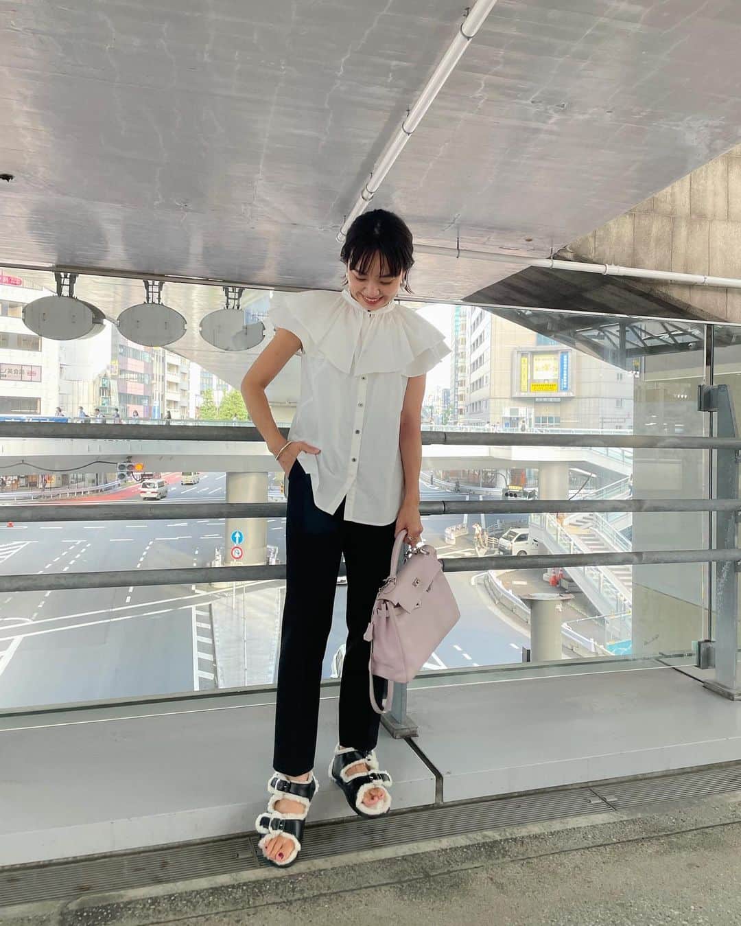 のインスタグラム：「行かない間に、渋谷が私の知ってる渋谷じゃなくなってた。 ・ #tops @adametrope  #pants @uniqlo  #bag @hermes  #shoes @fur_deluxe  ・ ・ ・ #ママコーディネート #ママコーデ #hermes #hermeskelly #uniqlo #ユニクロ #モノトーンコーデ #スマートアンクルパンツ #ユニクロ」