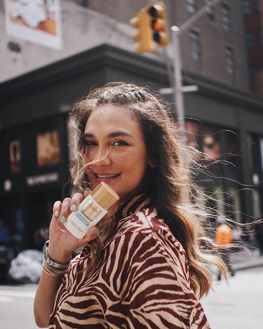 ルナ・マヤのインスタグラム：「Maximum skin protection with L’Oreal Paris UV Defender dengan SPF 50+ PA ++++! Tekstur yang ringan, cepat menyerap, dan tidak meninggalkan white cast mampu melindungi kulitku dari paparan sinar UV penyebab penuaan dini hingga 5 tahun. Dilengkapi dengan 4 varian untuk tipe kulit orang Indonesia. Always use your sunscreen ya baik kalian mau berkegiatan di luar rumah ataupun di dalam rumah! UV Defender ini ada varian bright & clear, matte & fresh, correct & protect, dan moist & fresh yang bisa disesuaikan dengan kondisi kulit kalian. Favorite-ku yang moist & fresh dan selalu aku bawa kemana aja! Kalo favorite kalian varian yang mana?  #StepIntoTheLight @getthelookid」