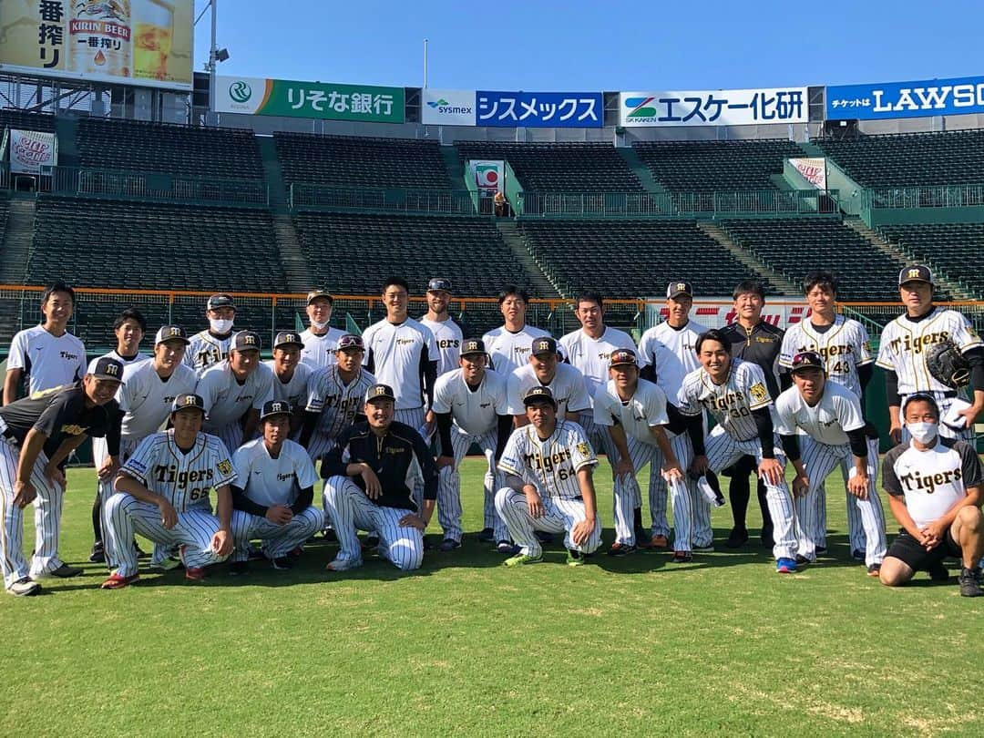 阪神タイガースさんのインスタグラム写真 - (阪神タイガースInstagram)「ファームは今日も甲子園でオリックス戦です！ 練習前、桑原選手を囲んで投手陣で記念撮影✨  #桑原謙太朗 選手 #記念撮影  #阪神タイガース #挑超頂」9月25日 10時51分 - hanshintigers_official