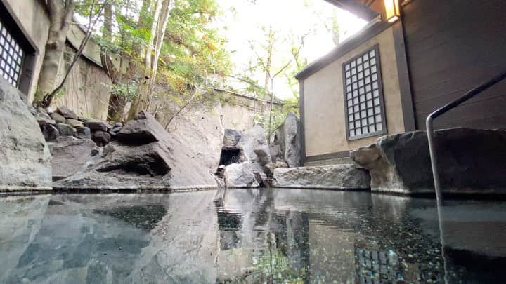 のインスタグラム：「源泉掛け流しです♨️  #新しいおおいた #由布院 #湯布院  #大分県 #旅館 #温泉 #旅行  #由布岳 #飯盛ヶ城 #辻馬車 #登山 #登山日和 #源泉掛け流し #yufuin #ryokan #hinoharu #mountain #onsen #bath #travel #running #유후인 #hotsprings」