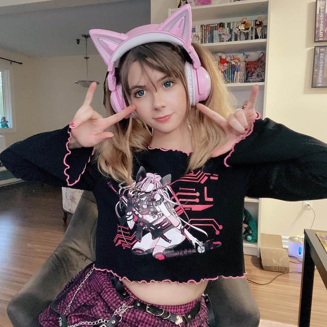 Hirari Ann（ヒラリー アン）のインスタグラム：「Did you guys all watch the Nintendo direct yesterday??!!! It was crazy!  What game are you most excited for???   I'm sooo pumped for the new N64 virtual console! I mean we can get a blue tooth n64 controller! That's so awesome! 💗🥰  #cosplay #twitch #yowu #cosplaygirl #twintails #y2k」