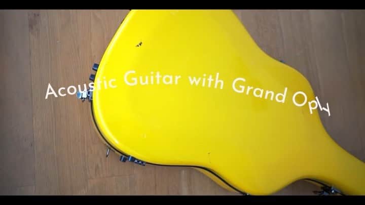 近藤薫のインスタグラム：「愛用しているGrandoplyというギターケース。ケースなんてギターの演奏に関係ないじゃんという考え方も出来ますが、ギターは部屋に置いておくのも、持ち出す時も自分の一部、生活の一部だと思っています。なので、ケースにもこだわりたいと思っていたら何種類も揃ってしまいました。 #grandoply #grandoplycase #ギター弾き語り #シンガーソングライター #ギター管理 #acousticguitar #アコースティックギター #アコギ #ギター初心者」