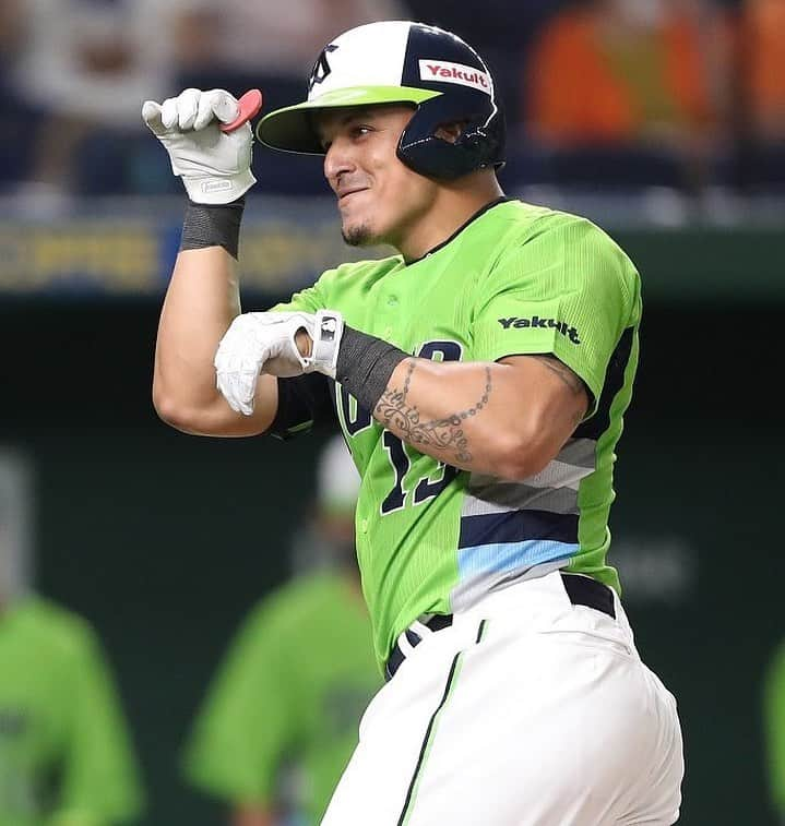 ホセ・オスナのインスタグラム：「Acostúmbrate a ganar en silencio y que el mundo piense q vas perdiendo 💪🏽⚾️ SE VIENE LO BUENO.. ☂️☂️☂️☂️」