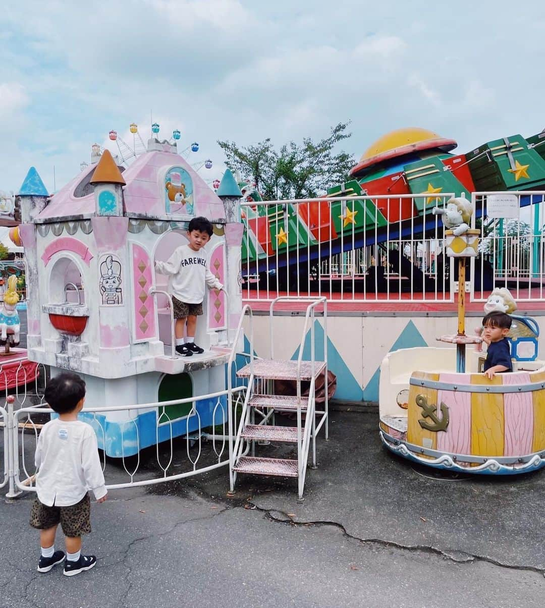 宮城舞さんのインスタグラム写真 - (宮城舞Instagram)「3BOYS👦🏻👦🏻👦🏻 喧嘩もするけど最近は基本仲良し！  君たちがどんな大人になるか楽しみ❤️‍🔥  なぜか、会うとお互いのパパが好きなんだよな👨🏻‍🦱👨🏻w  そして、ここに👶🏻が来るとまた バランスも変わってくるだろうね😂  #仲良しfamily」9月25日 12時01分 - mai_miyagi