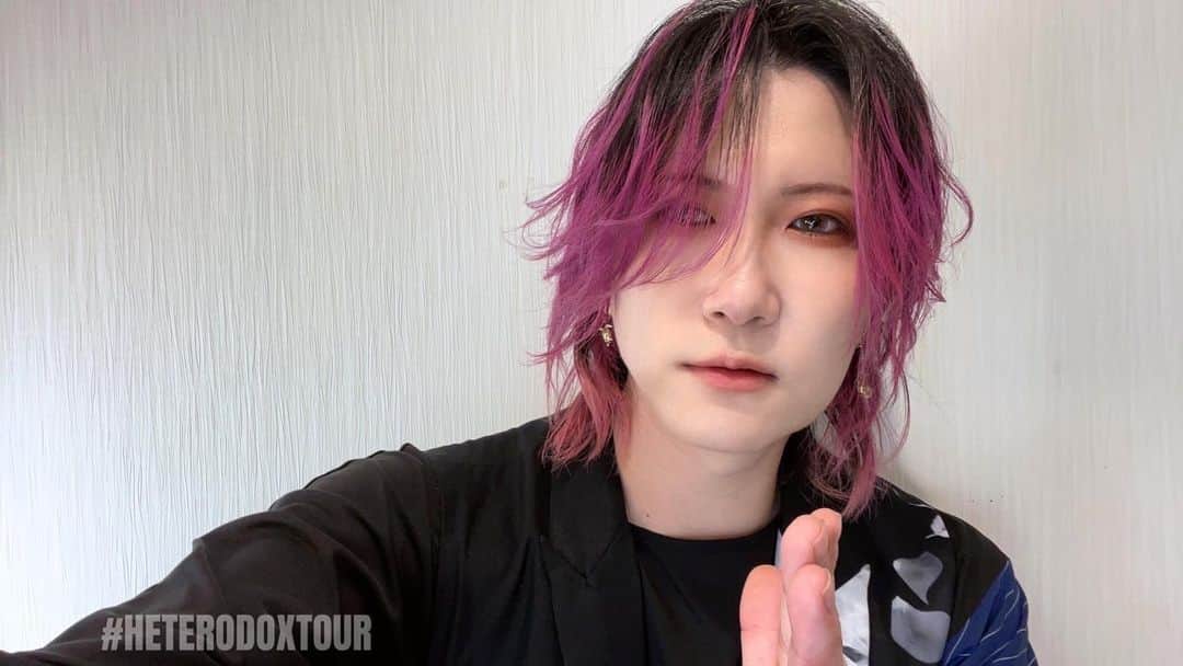 のインスタグラム：「#HETERODOXTOUR 初日豊洲PIT THX!!!!  来てくれたアナタ、観てくれたアナタ、ありがとう！！！！！ 楽しかった！！！！！ いちにち抜け殻になってました👌  どうでした？？  感想とか既にくれてる人もありがとう‼️ (ありがたいことに)某🍖の方のコメントもたくさんでライブのことは #HETERODOXTOUR のハッシュタグとか付けてコメントとかリプライくれると追いやすい🖖🏻❤️‍🔥  ストリーミングプラスのアーカイブはあと1日くらいみれるぜ！  写真もバンバンあげていこーと思うんで楽しみにしててくれ‼️」