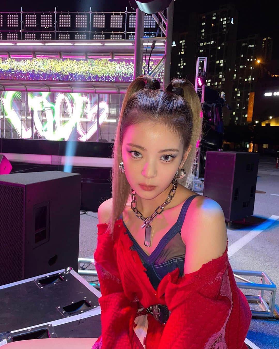ITZYさんのインスタグラム写真 - (ITZYInstagram)「LOCO behind the scene pics 🖤❤️」9月25日 12時06分 - itzy.all.in.us
