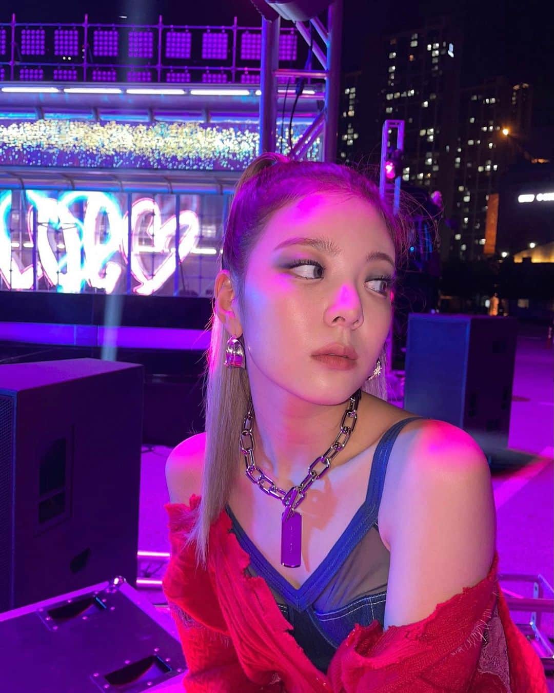 ITZYさんのインスタグラム写真 - (ITZYInstagram)「LOCO behind the scene pics 🖤❤️」9月25日 12時06分 - itzy.all.in.us