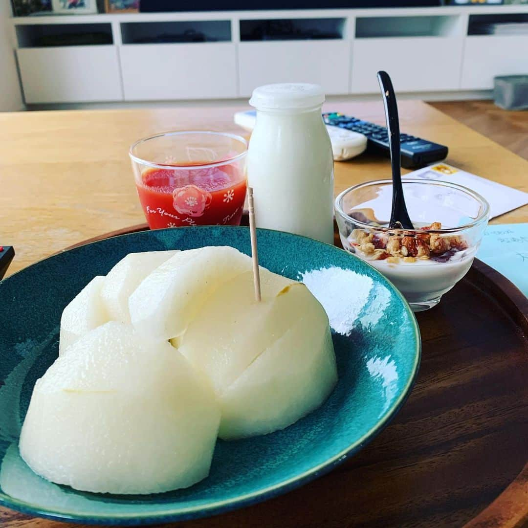 金村義明さんのインスタグラム写真 - (金村義明Instagram)「自宅戻って朝食 炊き込みご飯 京都听のテールスープ 鯖の塩焼き 卵焼き サラダ 肉じゃが 納豆 超劇美味し、免疫力アップ⤴️」9月25日 12時26分 - yoshiaki_kanemura