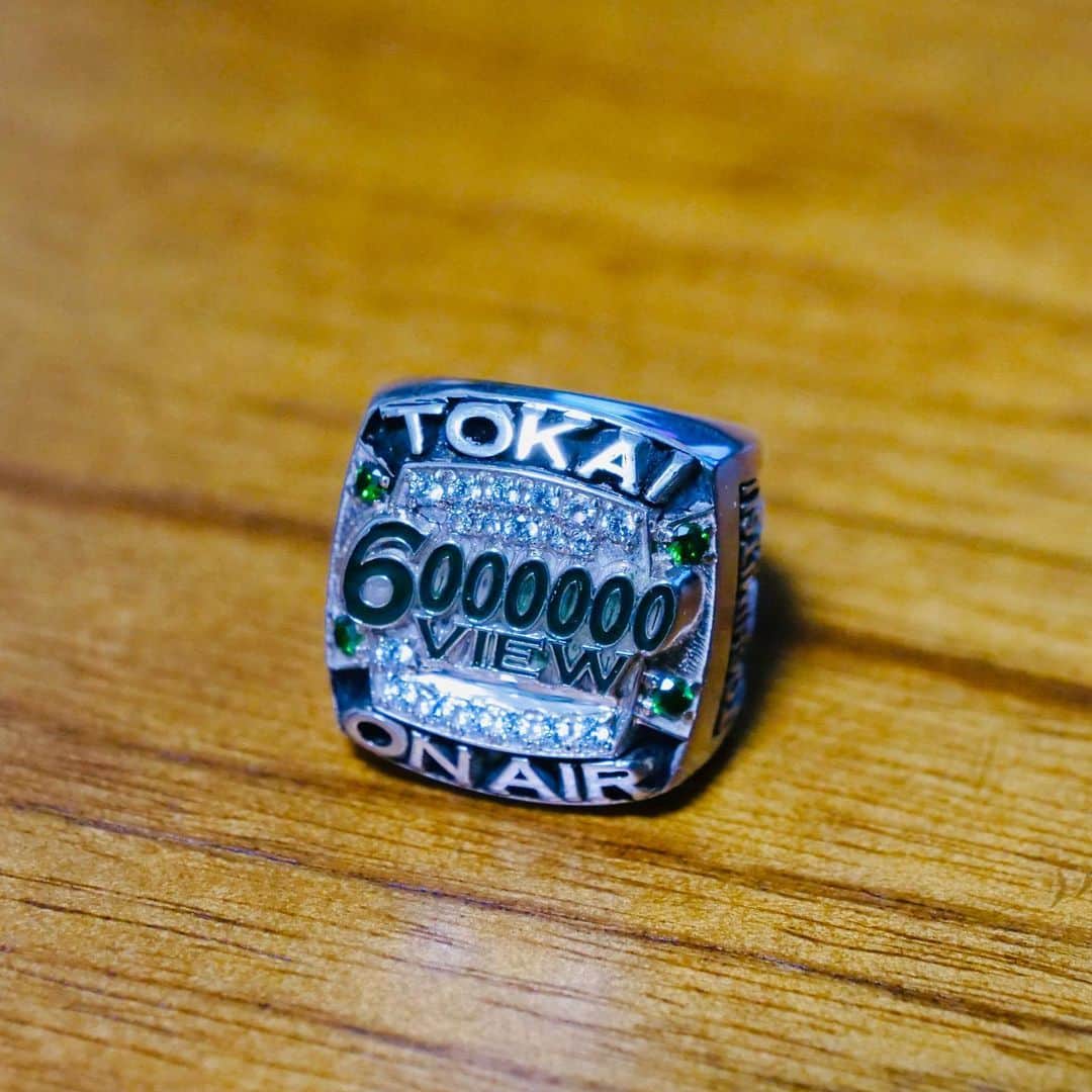 としみつのインスタグラム：「600万人記念アイテム〜チャンピオンリング〜  イベントとかで着けたいけど、重くて落ちそう。笑  #東海オンエア」
