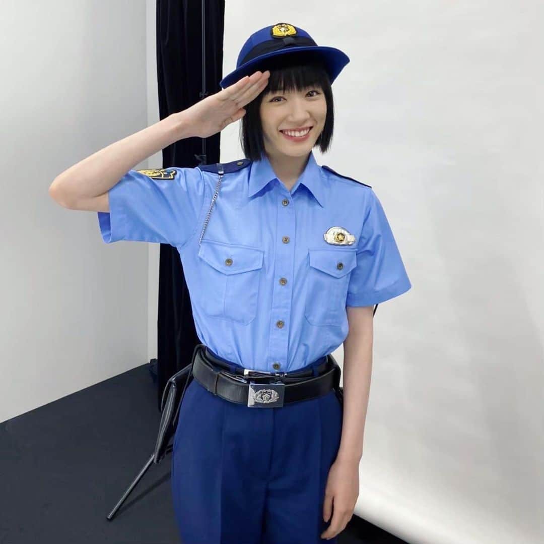 ハコヅメ〜たたかう！交番女子〜さんのインスタグラム写真 - (ハコヅメ〜たたかう！交番女子〜Instagram)「. ／ 🎂 #永野芽郁 さん㊗️22歳👏 ＼  1日乗り遅れてすみません😭💦 お誕生日おめでとうございます🎊💐🎁  初めてのスチール撮影時の 川合のオフショを皆様にもお届け📸  毎日が素敵な笑顔で溢れますように☺️🌸  #ハコヅメ の夏を経て… 10/29公開の映画🎬 #そしてバトンは渡された も 見逃せませんね👀✨」9月25日 12時50分 - hakozume_ntv