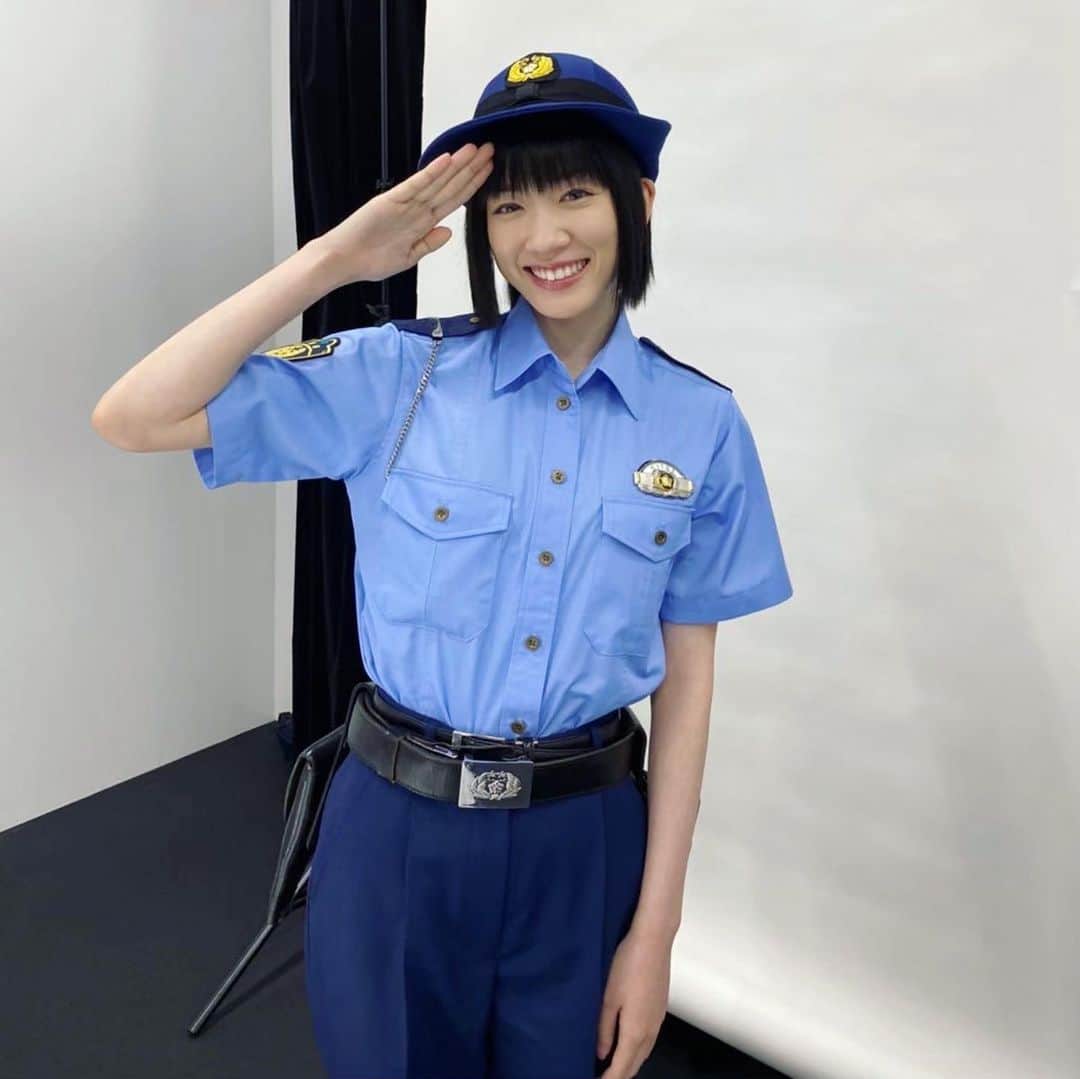 ハコヅメ〜たたかう！交番女子〜さんのインスタグラム写真 - (ハコヅメ〜たたかう！交番女子〜Instagram)「. ／ 🎂 #永野芽郁 さん㊗️22歳👏 ＼  1日乗り遅れてすみません😭💦 お誕生日おめでとうございます🎊💐🎁  初めてのスチール撮影時の 川合のオフショを皆様にもお届け📸  毎日が素敵な笑顔で溢れますように☺️🌸  #ハコヅメ の夏を経て… 10/29公開の映画🎬 #そしてバトンは渡された も 見逃せませんね👀✨」9月25日 12時50分 - hakozume_ntv