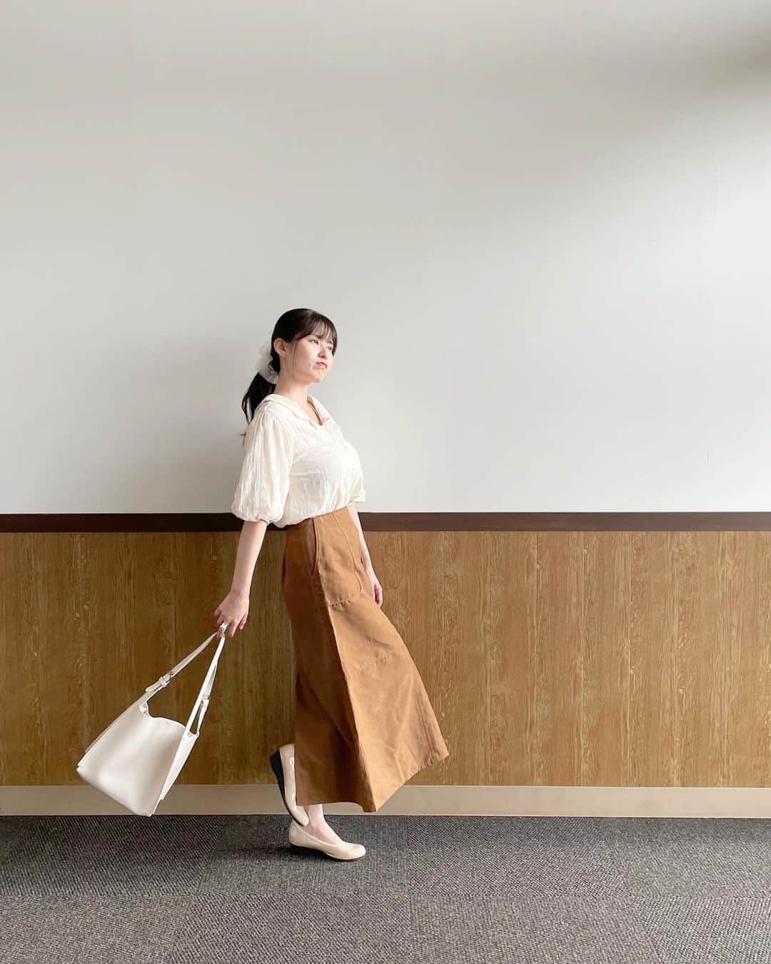 のインスタグラム：「𝔾𝕠𝕠𝕕 𝔸𝕗𝕥𝕖𝕣𝕟𝕠𝕠𝕟☁️ #初秋 #私服 #ロングスカート #nikoand #rainshoes #みりいちコーデ」