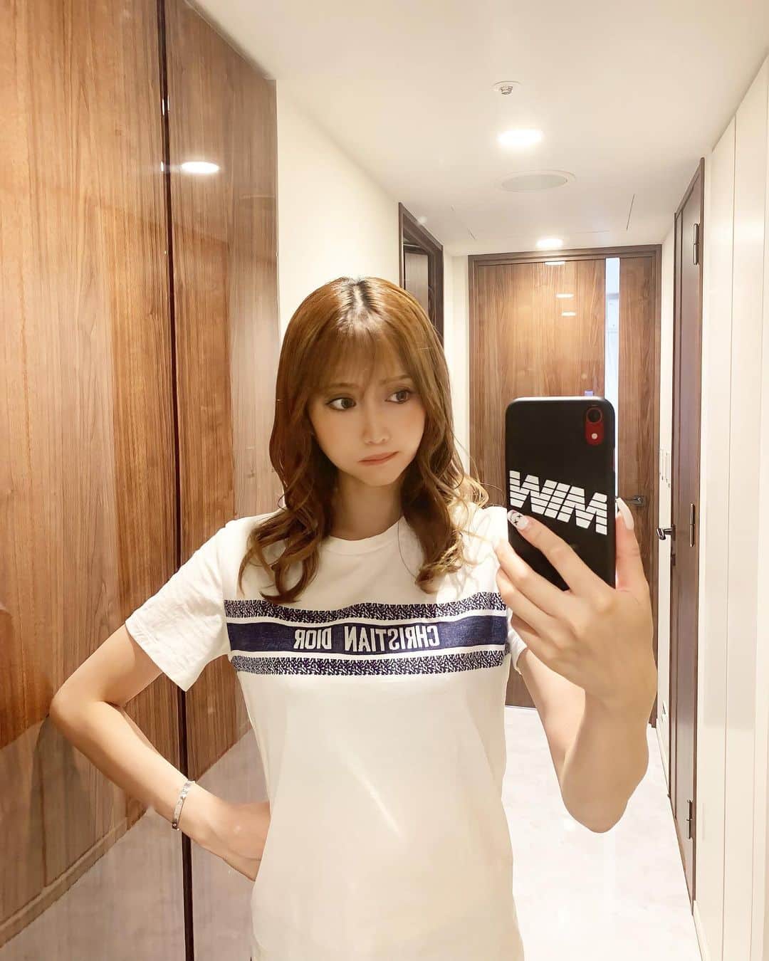 加賀美早紀のインスタグラム：「ぷん！ ヨネさんに縮毛してもらったから 巻いても頭ちっさくなった 嬉し。 @elyts_yone ありまと。 そして昨日韓国行って 間違えた 新大久保行って コスメ買い漁ってきました 数十年ぶりに自分でチークを買いました めちゃくちゃいい色！ ファンデも基礎化粧品も 色々買ったから 使うたび心躍ります 美意識高く老いに抗っていこうと思います  #韓国 #新大久保 #コスメ #買い物 #美容」