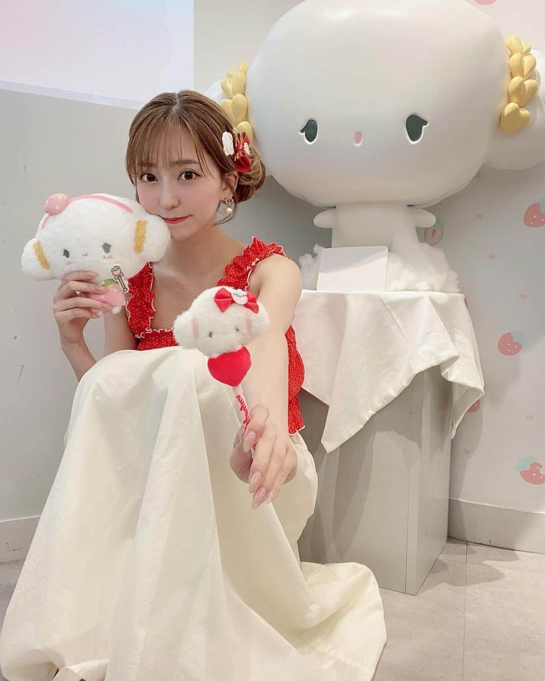 堀尾実咲のインスタグラム：「こぎみゅんちゃんの 初恋cafe🍓🤍  今回は初恋コーデにしたよ❤️  かわちぃなトップスは みること @lillilly_official で 揃えたの☺️🍓  #cogimyun  #cogimyuncafe #cogimyunhatsukoicafe #cogimyuncollector  #cogimyunsanrio  #hatsukoicafe #sanrio  #sanriojapan  #sanriocharacters  #sanriofashion  #shibuya109  #lillilly  #lizlisa  #サンリオ #サンリオピューロランド  #サンリオキャラクターズ  #サンリオグッズ  #サンリオコーデ  #こぎみゅん  #こぎみゅんグッズ  #こぎみゅんコーデ  #キャラクターコーデ  #こぎゅみんカフェ  #こぎみゅん初恋カフェ  #こぎみゅん初恋シリーズ  #こぎみゅん初恋恋ってなんだみゅん  #初恋カフェ  #初恋cafe  #渋谷109  #渋谷カフェ」