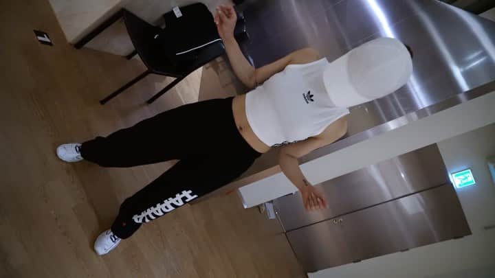 BoAのインスタグラム：「아.. 춤추고싶다..😞 이게 벌써 1년 전이라니 🙈」