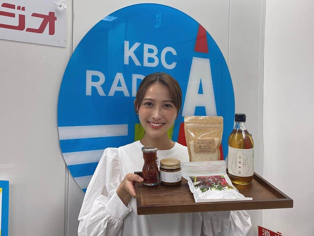 財津南美さんのインスタグラム写真 - (財津南美Instagram)「ㅤㅤㅤㅤㅤㅤㅤㅤㅤㅤㅤㅤㅤ 今日は、KBCラジオ「めぐみのラジオ」にお邪魔しました🎤ㅤㅤㅤㅤㅤㅤㅤㅤㅤㅤㅤㅤㅤㅤㅤㅤㅤㅤㅤㅤㅤㅤㅤ  ご紹介したのは、オンラインショップ「いとしまごころ」で購入できる、糸島生まれの加工食品や食器など✨ㅤㅤㅤㅤㅤㅤㅤㅤㅤㅤㅤㅤㅤㅤㅤㅤㅤㅤㅤㅤㅤ  素敵な商品や作品がありすぎて、盛りだくさんの内容となりました☺！ スタジオのいわぶさんも、紹介が終わった後、美味しそうに完食してくださいましたよ🧡ㅤㅤㅤㅤㅤㅤㅤㅤㅤㅤㅤㅤㅤ ㅤㅤㅤㅤㅤㅤㅤㅤㅤㅤㅤㅤㅤㅤㅤ お米好きにオススメしたい、伊都安蔵里さんの「ちょいみそごまみそ」🍚🥢(1.2枚目)ㅤㅤㅤㅤㅤㅤㅤㅤㅤㅤㅤㅤㅤ  柔らかく煮たいちごがまるごと！スイーツやヨーグルトに相性抜群の、TANNALさんの「あまおうコンポート」🍓🥣(3枚目)ㅤㅤㅤㅤㅤㅤㅤㅤㅤㅤㅤㅤㅤㅤㅤㅤㅤㅤㅤㅤㅤㅤㅤㅤㅤㅤ  そして、山下商店さんの「いとしま海のサラダ」を使った、タコのマリネ海藻サラダ🥗✨(4.5枚目) この「いとしま海のサラダ」は、糸島の海から手摘みで収穫した茎わかめ、わかめ、ひじき、ふのりをそのまま乾燥させたもので、10分水に戻すだけで手軽に食べれらるものです！ㅤㅤㅤㅤㅤㅤㅤㅤ マリネに使用したのは、伊都安蔵里さんの万能酢✨こちらの酢も、だししょうゆや砂糖が入っているので、これだけで味がきまる優れものです！塩揉みせずに切ったお野菜にかけるだけで、簡単に酢の物が作れますよ〜♪これなら、料理が苦手な私も作れそうです😳ㅤㅤㅤㅤㅤㅤㅤㅤㅤㅤㅤㅤㅤ  そしてこれらが入っているお皿やスプーンなども、もちろんいとしまごころで購入できるものです🥄 こだわりを感じる素敵な作品たちに、うっとりしますね〜🥺♡ㅤㅤㅤㅤㅤㅤㅤㅤㅤㅤㅤㅤㅤㅤㅤㅤㅤㅤㅤㅤㅤㅤㅤㅤㅤㅤ　  いとしまごころはオンラインショップなのですが、こういった商品を実際に触って、見ることができるチャンスがあるんです！皆さん！☺️🧡ㅤㅤㅤㅤㅤㅤㅤㅤㅤㅤㅤㅤㅤㅤㅤㅤㅤㅤㅤㅤㅤㅤ ㅤㅤㅤㅤㅤㅤㅤㅤㅤㅤㅤㅤㅤㅤㅤㅤㅤ 現在、天神のインキューブのM3F特設会場で開催中の『ふるさとWishマーケット』にて、今日ご紹介した商品の一部を販売しています！期間は9月30日まで♪ㅤㅤㅤㅤㅤㅤㅤㅤㅤㅤㅤㅤㅤㅤㅤ  さらに！その後10月2日〜14日までは、同じくインキューブM3F特設会場で、今度は『いとしまごころ』のポップアップストアが開催されます！！ そちらでは、食品以外にも、食器などのクラフト作品も直接見て、実際に手に取っていただけるので、気になった方はぜひ🧡🧡ㅤㅤㅤㅤㅤㅤㅤㅤㅤㅤㅤㅤㅤㅤㅤㅤㅤㅤㅤㅤㅤㅤㅤㅤㅤㅤㅤㅤㅤㅤㅤㅤㅤㅤ ㅤㅤㅤㅤㅤ 紹介したいものが多すぎて長くなっちゃいました〜😹✨ ㅤㅤㅤㅤㅤㅤㅤㅤㅤㅤㅤㅤㅤㅤㅤㅤㅤㅤㅤㅤㅤㅤㅤㅤㅤㅤㅤㅤㅤㅤㅤㅤㅤㅤㅤㅤㅤㅤㅤ #いとしまごころ#オンラインショップ#糸島#山下商店#いとしま海のサラダ#伊都安蔵里#万能酢#ちょいみそごまみそ#錫#西原佑騎　さん#高麗窯#TANNAL#あまおうコンポート#QCERA#瑠璃色#ことのは木工舎#ベビースプーン#インキューブ#KBCラジオ#めぐみのラジオ」9月25日 13時23分 - zaitsu_minami