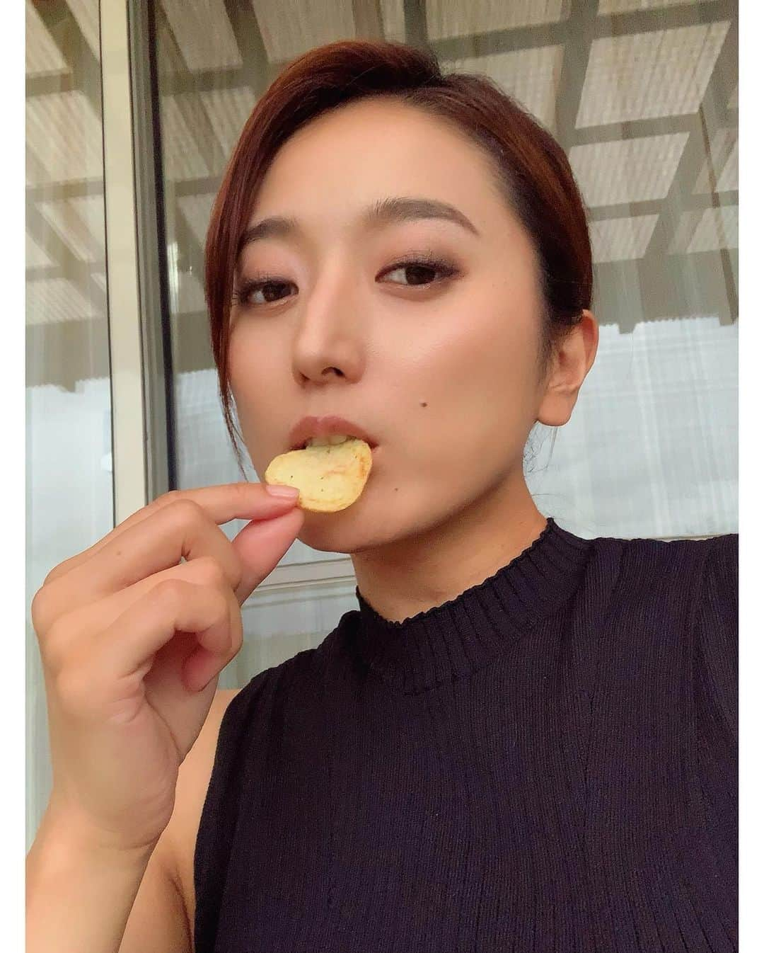 葛巻佳那のインスタグラム：「👄🥔 滅多に食べないポテチだけど、 食べる日だってあるよ👌 でも数枚ね🤗」