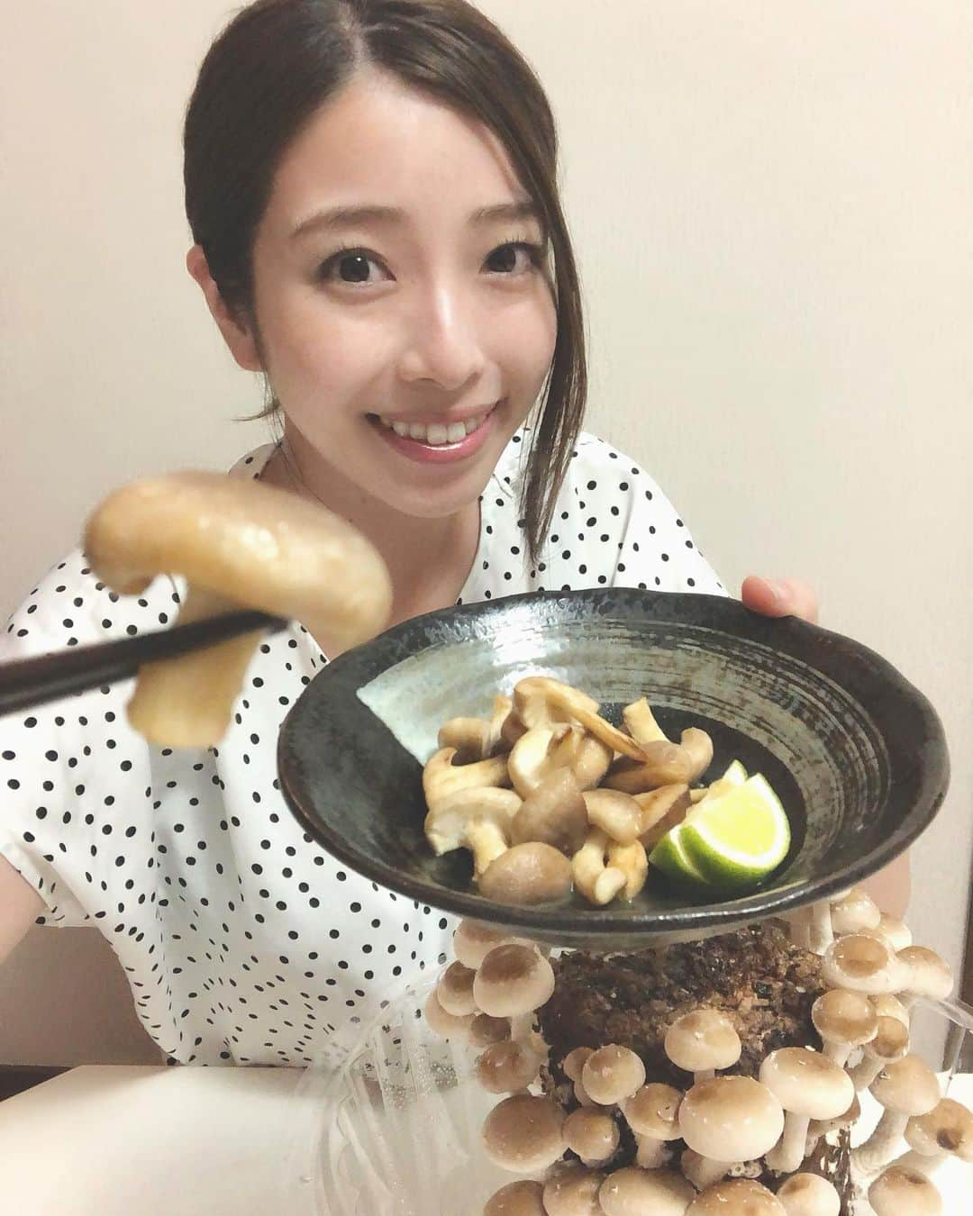 小椋寛子さんのインスタグラム写真 - (小椋寛子Instagram)「おは土をご覧いただいた皆さん ありがとうございました😊 椎茸美味しかった🤤💕 今日さらに大きくなってたので 後で収穫します😆  #おは土 #おはよう朝日土曜日です #ABCテレビ #椎茸栽培 #椎茸栽培キット #しいたけ栽培 #しいたけ栽培キット #手作りキット #きのこ栽培キット」9月25日 13時34分 - ogura_hiroko