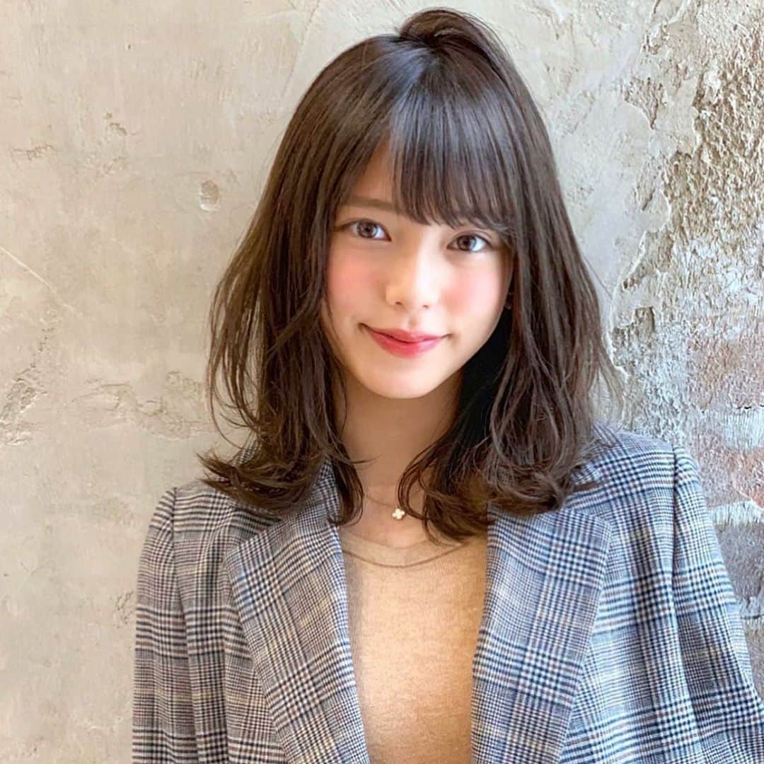 及川天和さんのインスタグラム写真 - (及川天和Instagram)「大人可愛い髪型！　誰でも似あう#セミディ ヘアスタイル  保存してご提示ください☺️  人気#ミディアムヘア であなたにとっての一番好きな髪型にしませんか？☺︎  @tenhouo  スワイプ→→→  マロンベージュは秋のオススメカラー  重くなりすぎないようなレイヤーカット  特に顔まわり、前髪に自然な束感を作って あか抜けこなれガールに変身！  ご予約は簡単！プロフィールから  敷居は高くありません🦖  ぜひステキに可愛くカットさせてください🙇‍♂️」9月26日 0時31分 - tenhouo