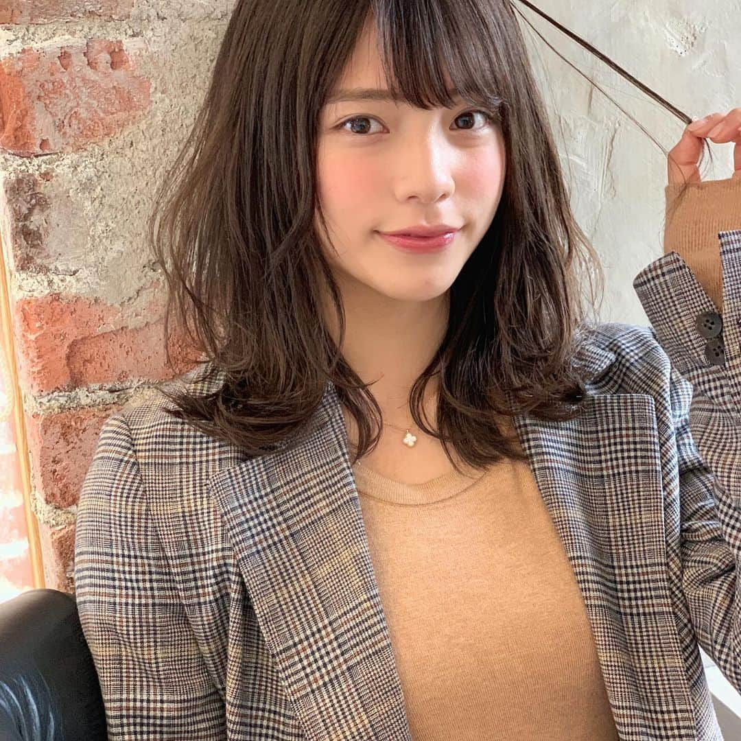 及川天和さんのインスタグラム写真 - (及川天和Instagram)「大人可愛い髪型！　誰でも似あう#セミディ ヘアスタイル  保存してご提示ください☺️  人気#ミディアムヘア であなたにとっての一番好きな髪型にしませんか？☺︎  @tenhouo  スワイプ→→→  マロンベージュは秋のオススメカラー  重くなりすぎないようなレイヤーカット  特に顔まわり、前髪に自然な束感を作って あか抜けこなれガールに変身！  ご予約は簡単！プロフィールから  敷居は高くありません🦖  ぜひステキに可愛くカットさせてください🙇‍♂️」9月26日 0時31分 - tenhouo