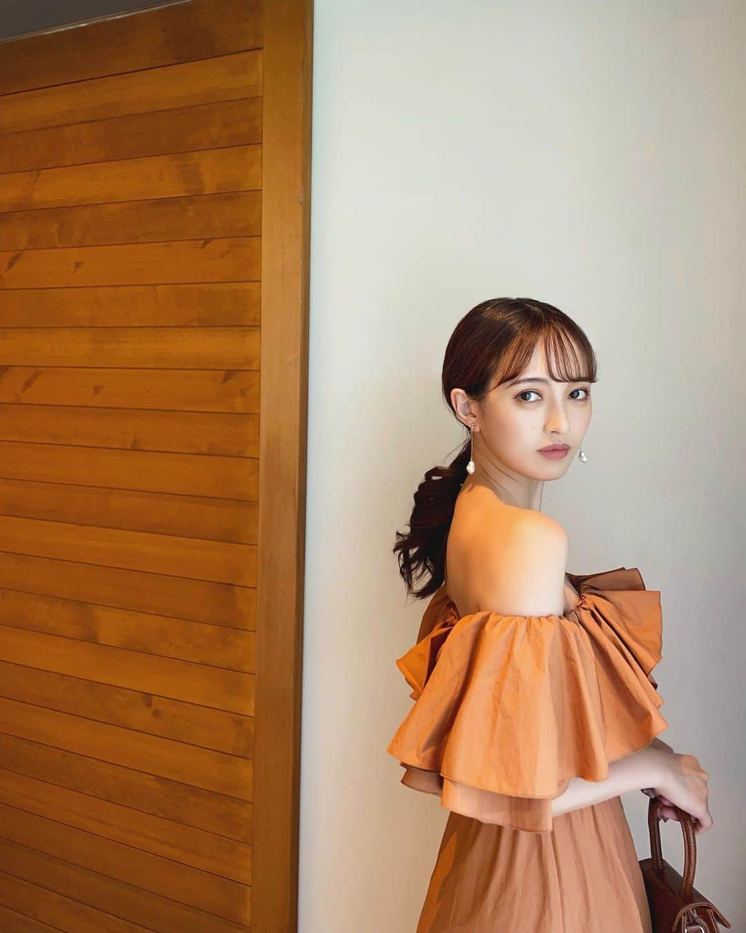 宮内理沙のインスタグラム：「👗＆👜→ #eimyistoire   以前ストーリーにアップしたものはワンピでした🎀 オフショル部分の広がり方と全体の形とカラーもどストライク🤤🧡🧡 ミニバッグもかわいい🥰  #載せるタイミング逃したシリーズ #eimy」