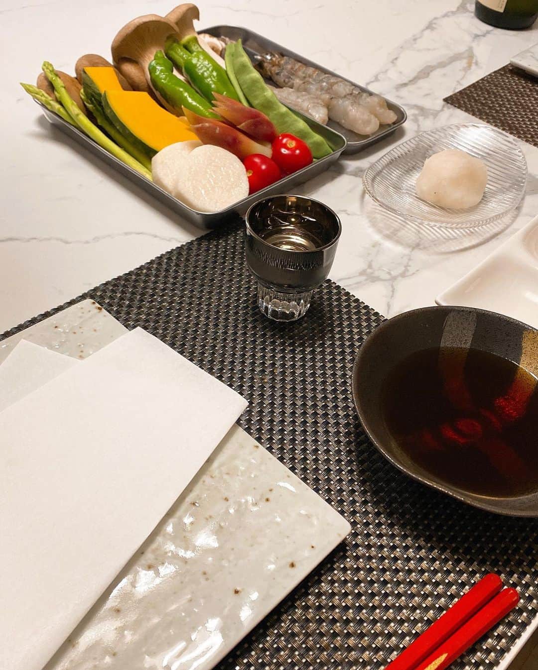 越野矢素子さんのインスタグラム写真 - (越野矢素子Instagram)「今日は旦那さんが冷蔵庫にある野菜でお家天ぷらをしてくれました。 @vegetable_pro  目の前で揚げたてを出してもらって熱々の天ぷらと冷酒を頂くって最高✨  #旦那ごはん #お家ごはん #お家天ぷら #天ぷら」9月25日 23時43分 - loversyaso