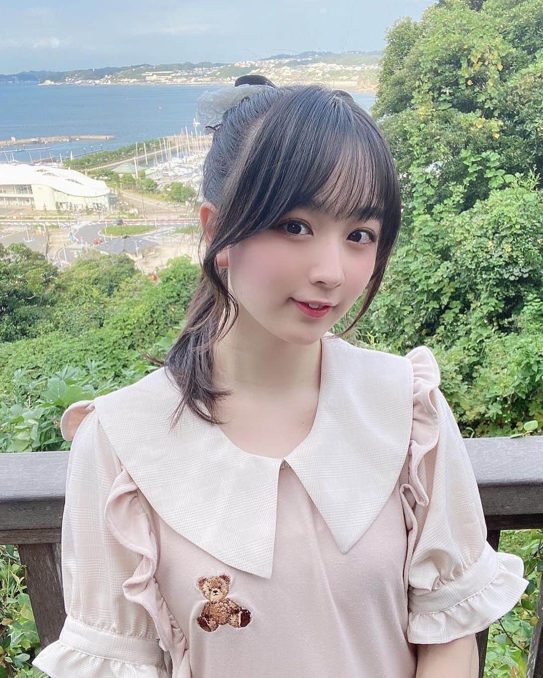高田もものインスタグラム：「. 江ノ島🌊 . 今日は朝からいろいろやっていました！ . あとね、靴下と鞄とワンピースにくまさん飼ってた🧸 . かしこ . #高田もも #かしこってなに #かしこ #instagood #instagram #くま #ポニーテール #ポニテ #リボン #江ノ島 #海 #pink #ワンピース」